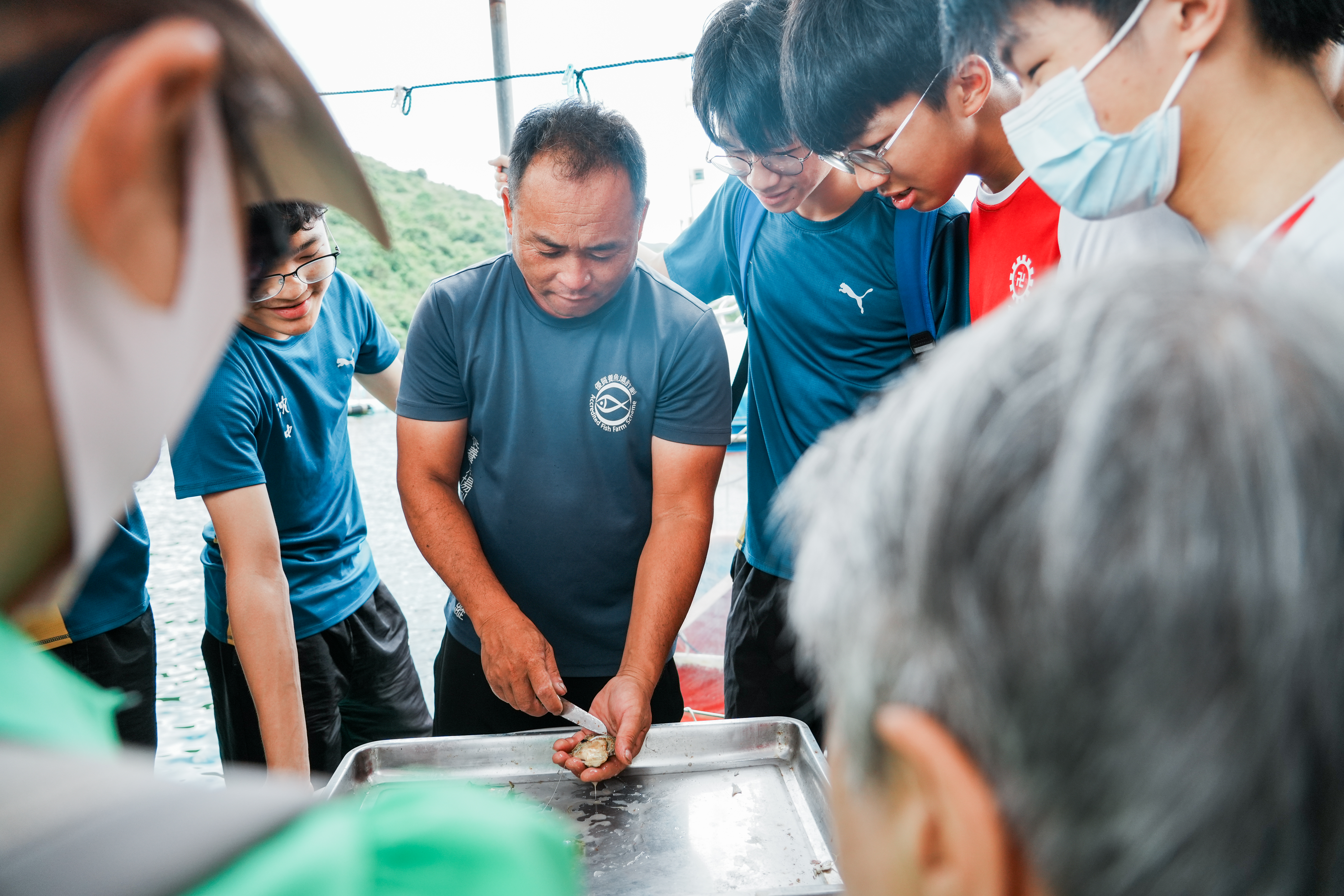 我校學生在戶外參加活動